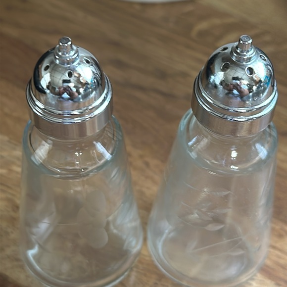 Princess House Vintage Crystal Heritage Etched Salt and Pepper Shaker Set - Picture 5 of 8